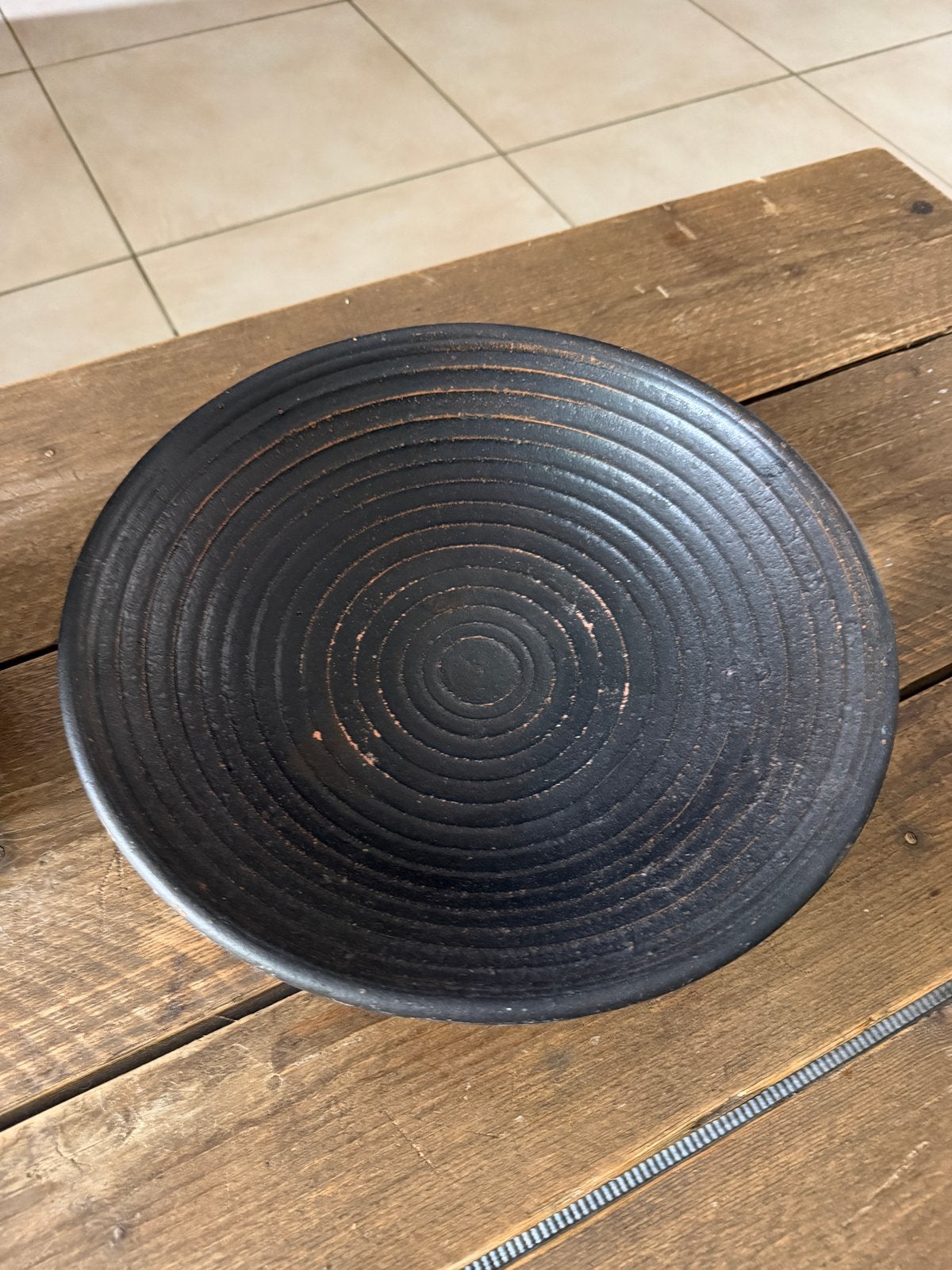 Decoratieve schaal van donker hout met ringpatroon, Ophalen