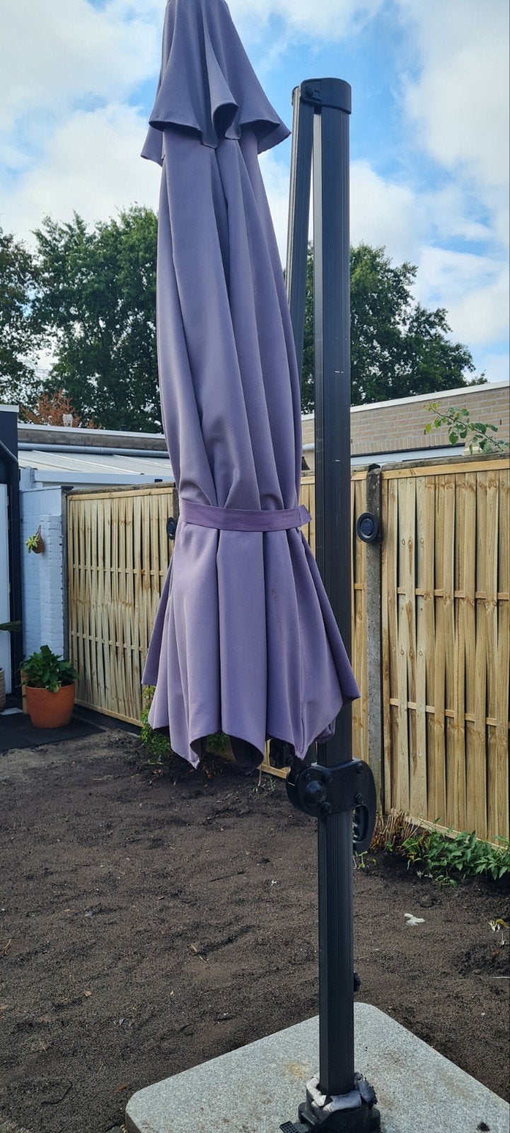 grote degelijke parasol met zware voet, Ophalen, Verstelbaar, Gebruikt, Zweefparasol