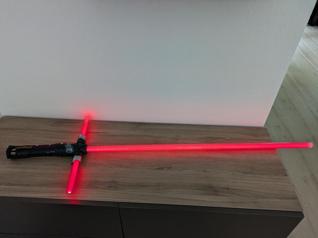 Star Wars Kylo Ren Lightsaber Legacy Galaxy's Edge, Ophalen, Zo goed als nieuw, Replica