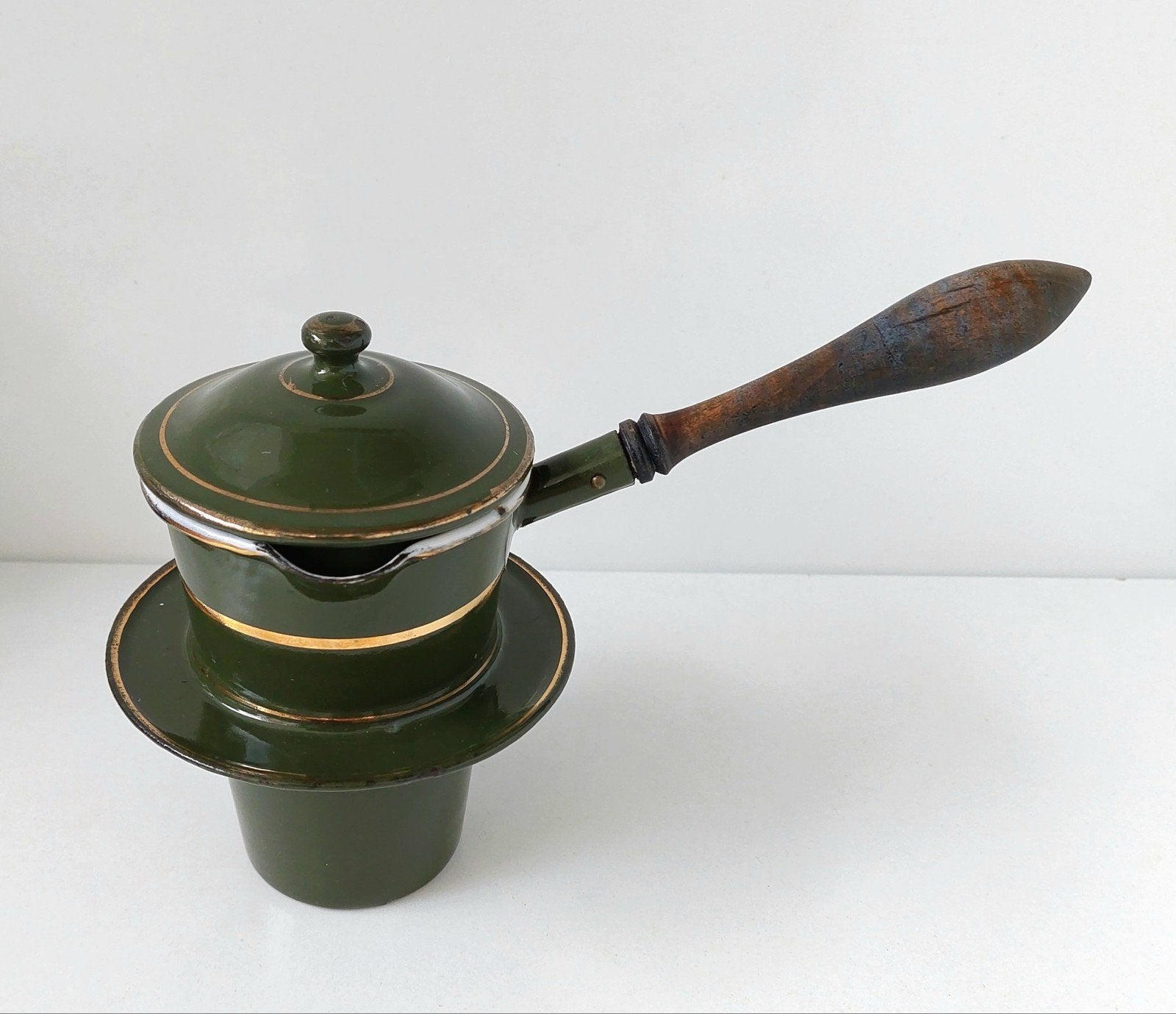 Oud Donkergroen Emaille Keukenemaille met gouden bies, Verzenden