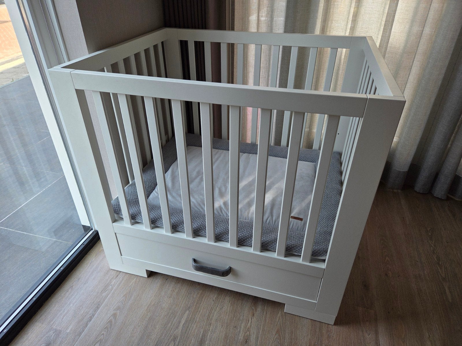 Kidsmill Long Island Box met lade wit + boxkleed (Babypark), Ophalen, Zo goed als nieuw, Boxkleed