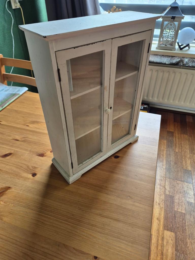 Decoratief kastje met glazen deurtjes, Huis en Inrichting, Kasten | Overige, Gebruikt, Ophalen of Verzenden