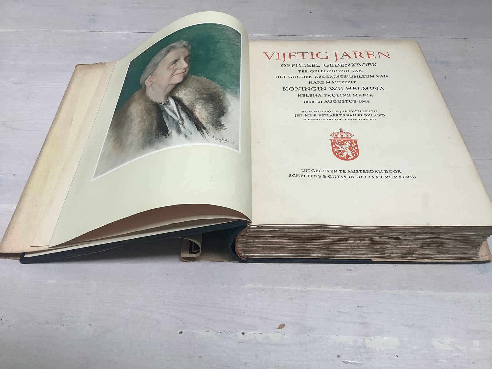 Vijftig Jaren - Officieel Gedenkboek Koningin Wilhelmina, Boeken, Ophalen of Verzenden, Gelezen, Nederland