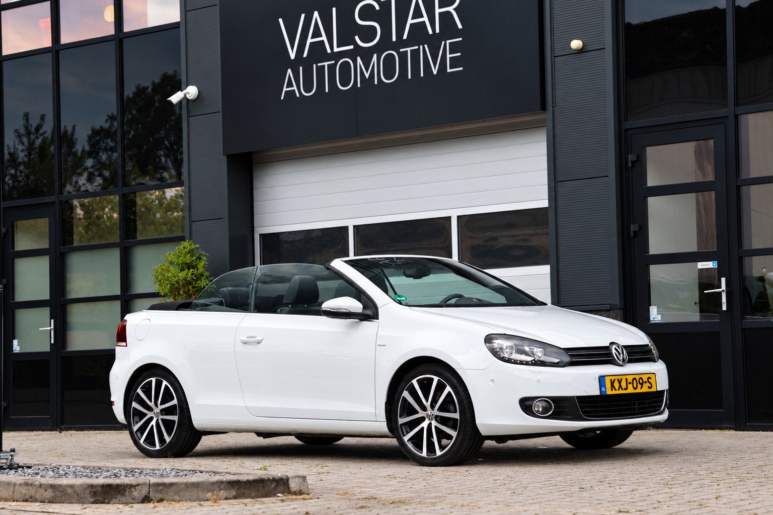 Volkswagen Golf Cabriolet 1.4 TSI CUP | XENON - LED | Charle, Auto's, Dealer onderhouden, Gebruikt, Cabriolet, Leder en Stof