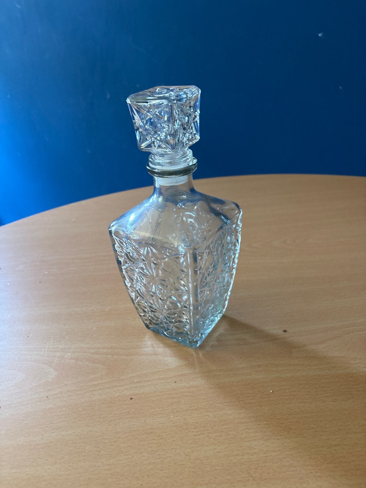 Decoratieve glazen karaf met stop, Ophalen