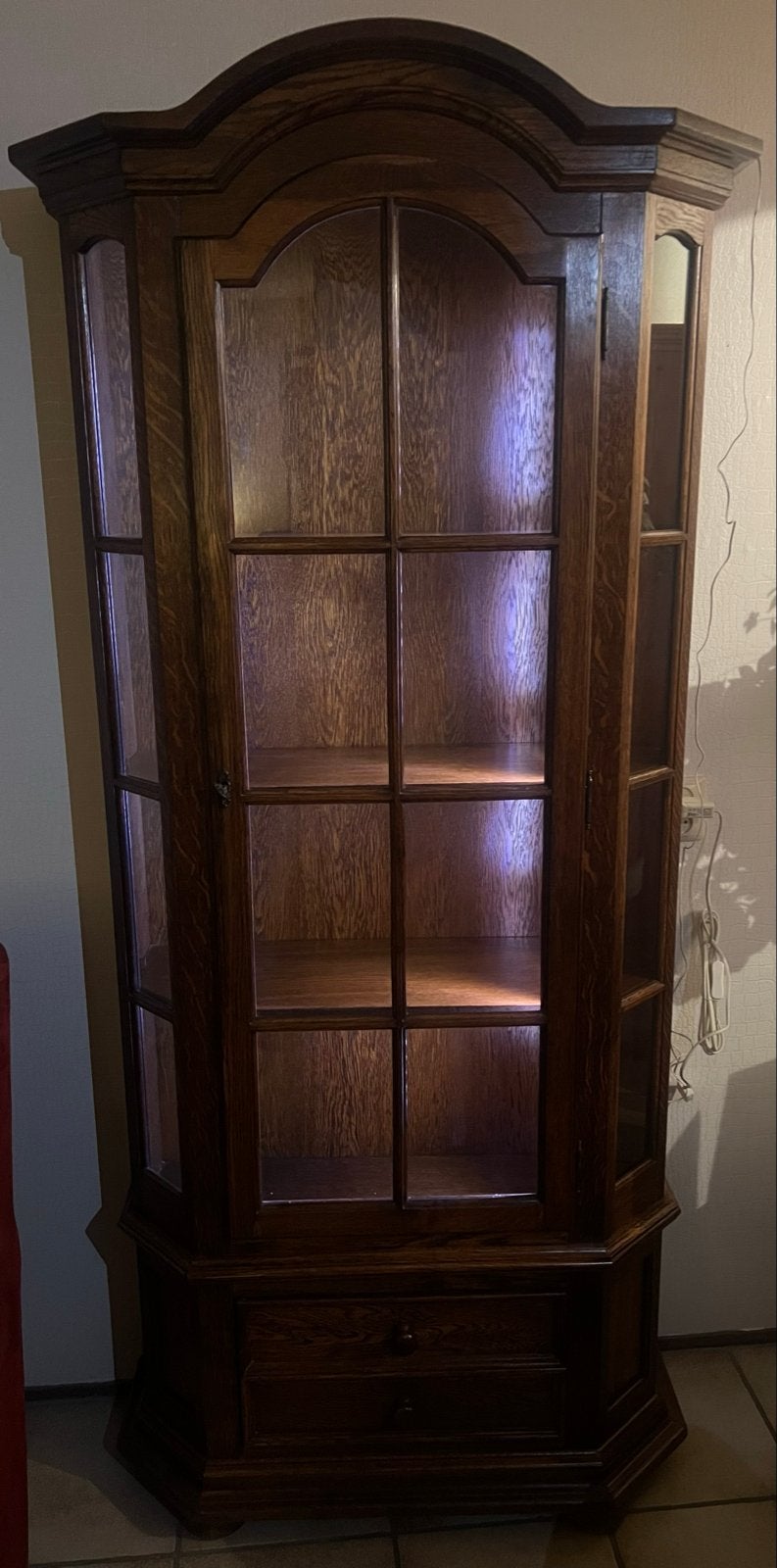 Elegante vitrinekast met verlichting, Gebruikt, Verzenden, 50 tot 100 cm, Met lade(s)