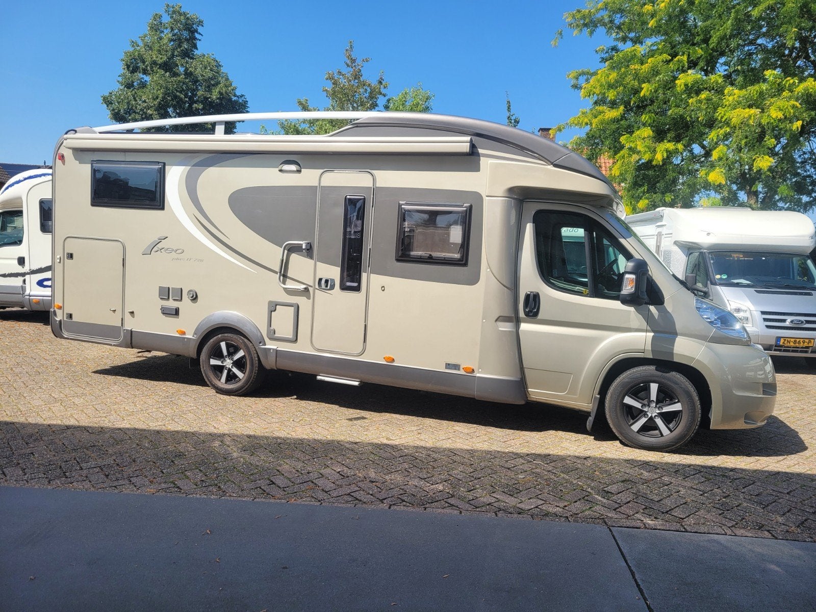 Burstner Ixeo Plus IT 726 - Luxe Camper met Veel Opties, Automaat, Ringverwarming, Fiat, 6 tot 7 meter
