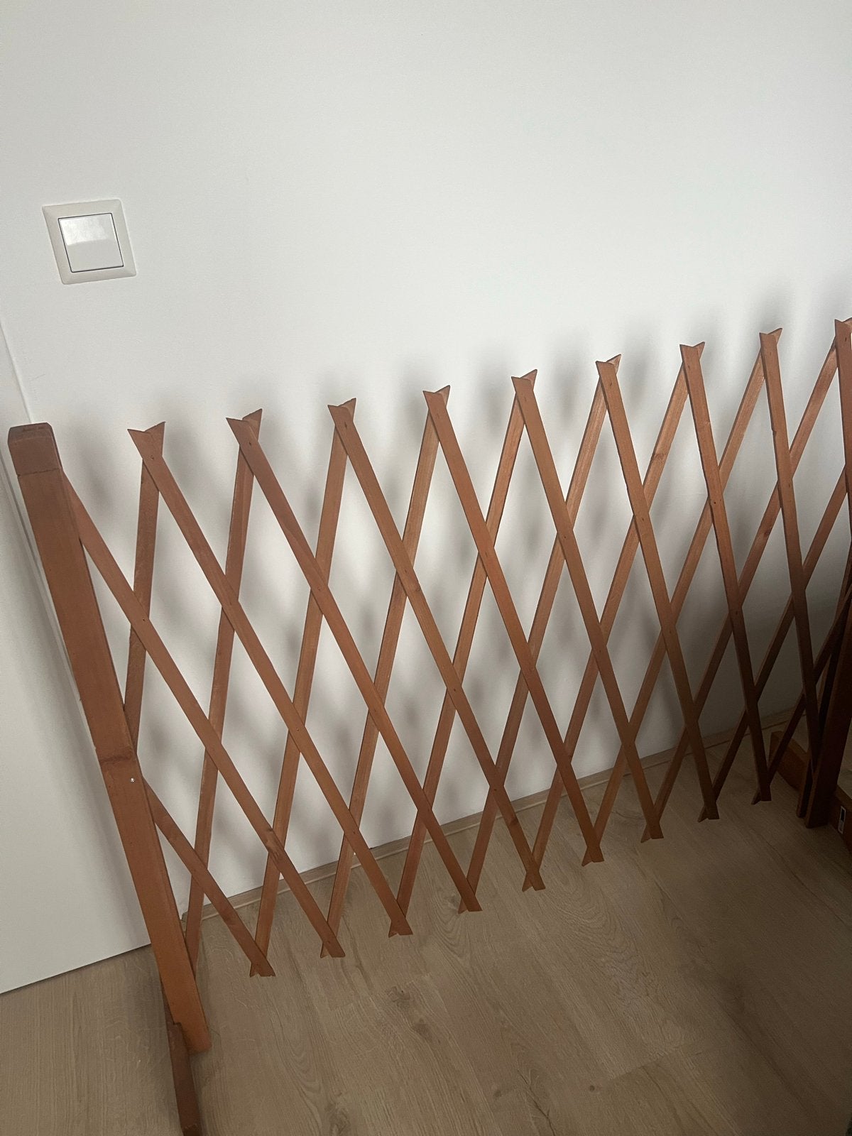 Uitschuifbaar houten veiligheidshekje (30-117 cm), Kinderen en Baby's, Ophalen, Gebruikt, Overige typen, 115 cm of meer