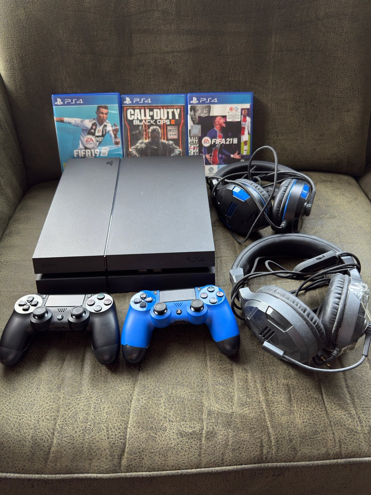 PlayStation 4 met 2 controllers & 3 games, Ophalen, Met 2 controllers, Original, 500 GB