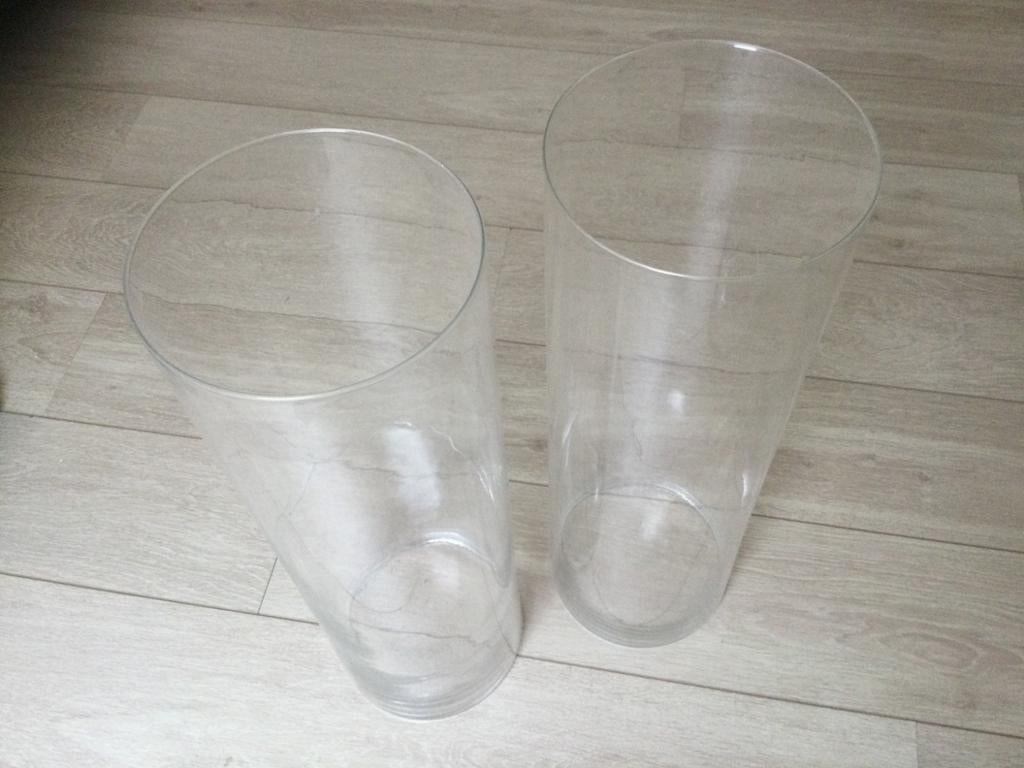 Twee glazen vazen - hoogte 58 cm  doorsnee 19 cm, Ophalen, Overige kleuren, 50 tot 75 cm, Glas