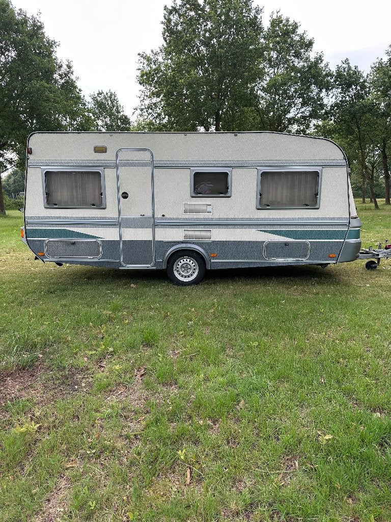 Fendt 498 TK caravan compleet met nieuwe voortent, Caravans en Kamperen, Caravans, Schokbreker, Rondzit, 750 - 1000 kg, Particulier