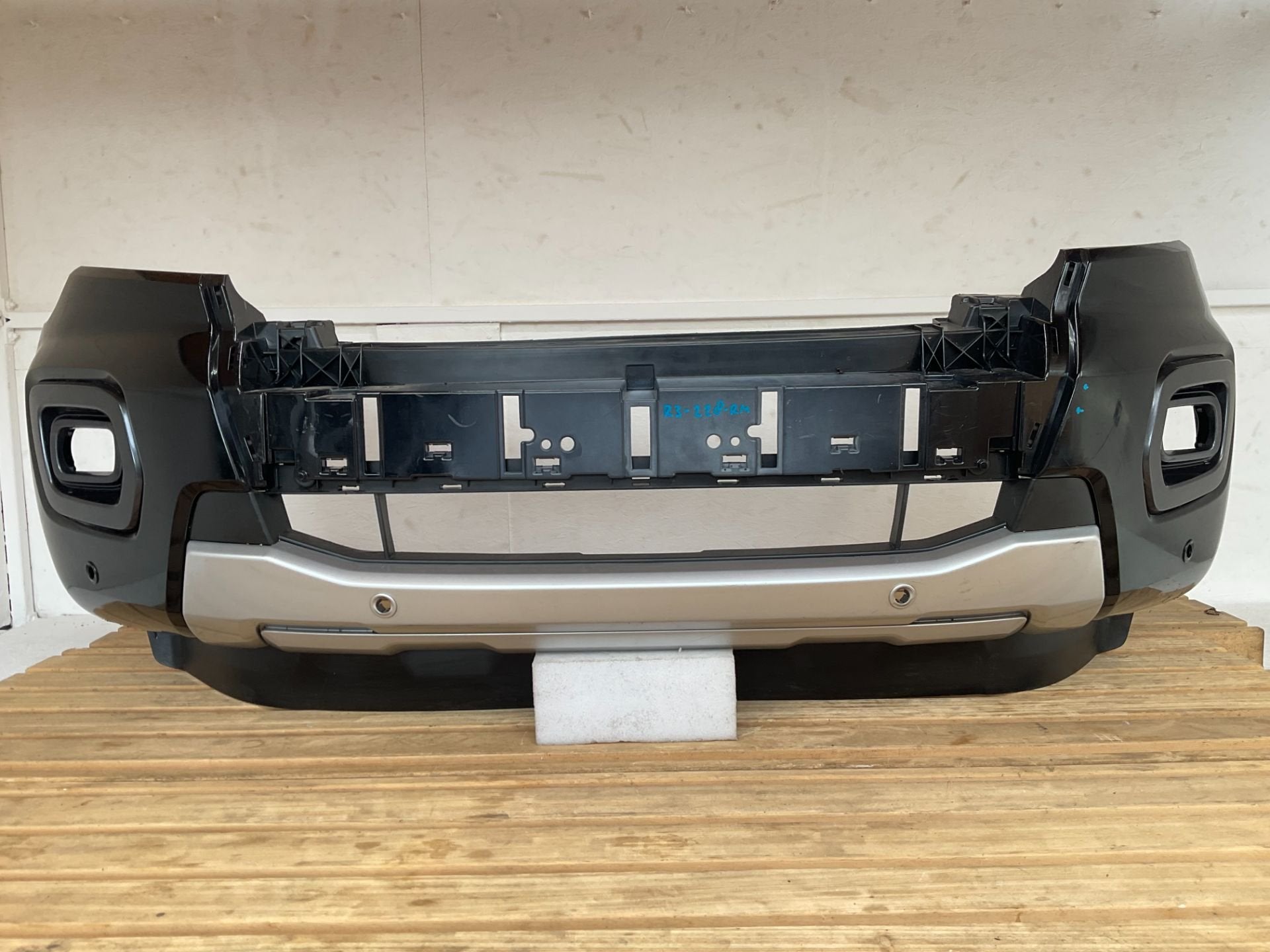 Bumper Ford Ranger T8 19-22 JB3B-17C831-D 6xpdc Voorbumper R, Gebruikt, Info@ford.com, Ophalen of Verzenden, Ford