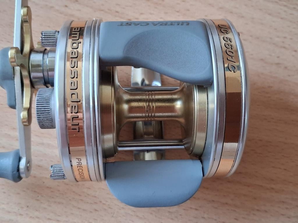 ABU Ambassadeur UC-5601-C (NIEUWSTAAT) met alle toebehoren., Watersport en Boten, Hengelsport | Roofvissen, Ophalen of Verzenden