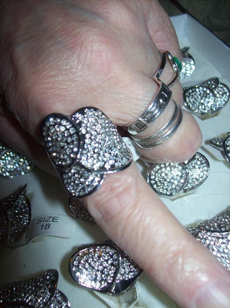 Ring zilvertint met strass fraai model maat 18, 18 tot 19, Nieuw, Dame, Zilver