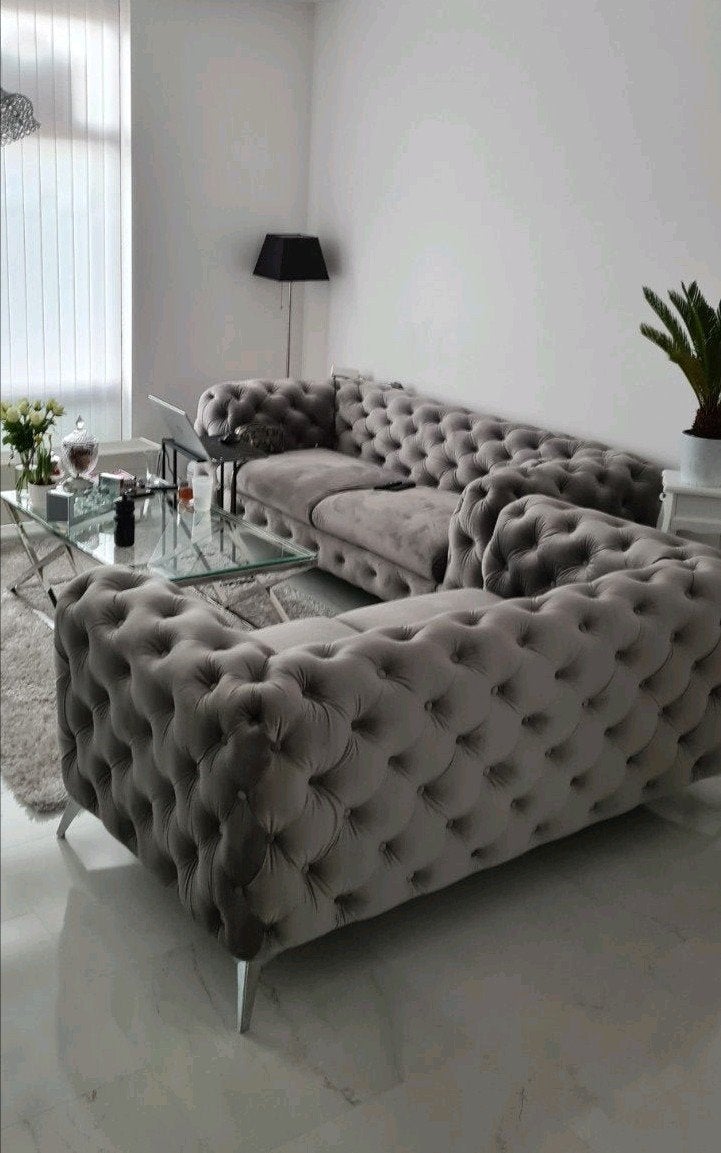 Luxe Grijze Chesterfield Hoekbank - Zo goed als nieuw, Huis en Inrichting, Banken | Bankstellen, Ophalen, 250 tot 300 cm, Hoekbank