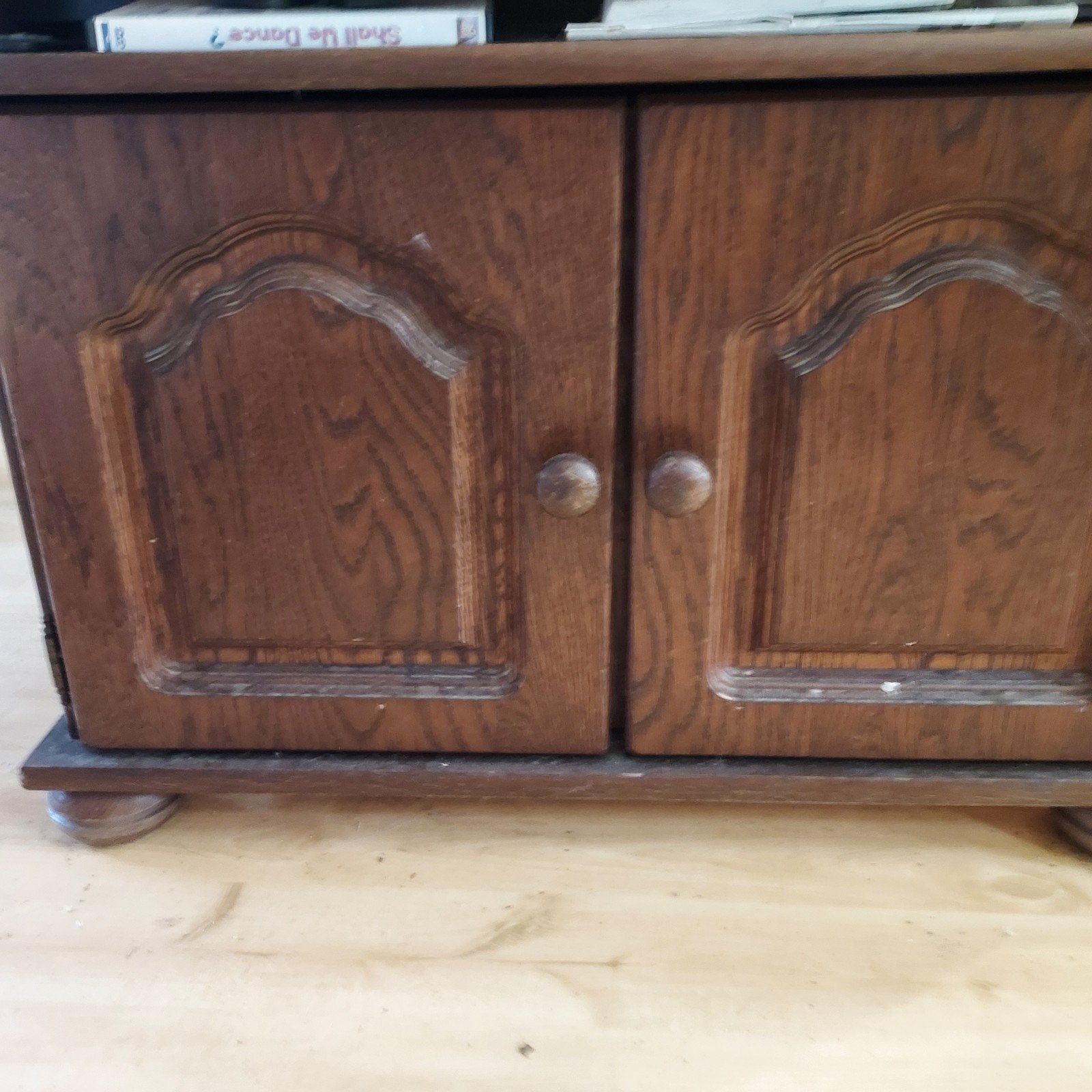 Houten kastje met twee deuren, Ophalen