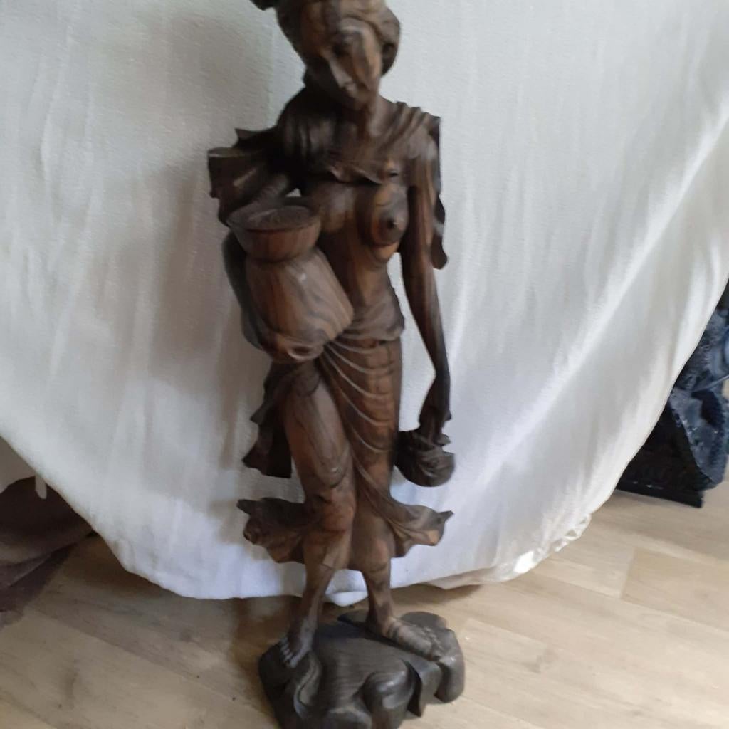 Prachtig handgesneden houten beeld van vrouw met kruik, Antiek en Kunst, Ophalen, 50 - 100 cm, Handgemaakt, Beeld