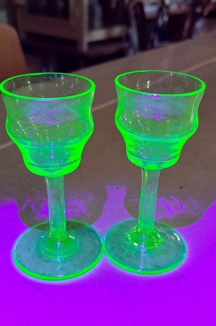 2 uraniumglas likeurglaasjes - annagroen, Ophalen of Verzenden