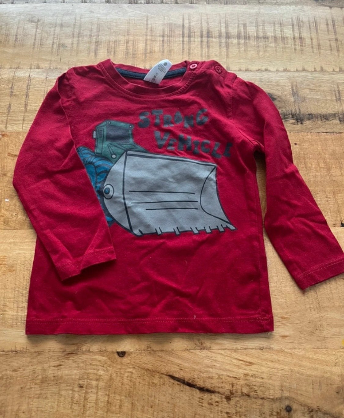 Rood longsleeve shirt met 'Strong Vehicle' print - Maat 86, Ophalen of Verzenden, Gebruikt, Jongetje, Shirtje of Longsleeve
