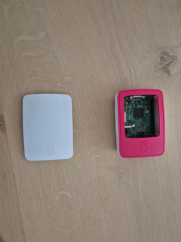 Raspberry Pi 3 Model B V1.2 met behuizing | 1GB RAM, Computers en Software, Desktop Pc's, Zo goed als nieuw, Onbekend, Minder dan 4 GB