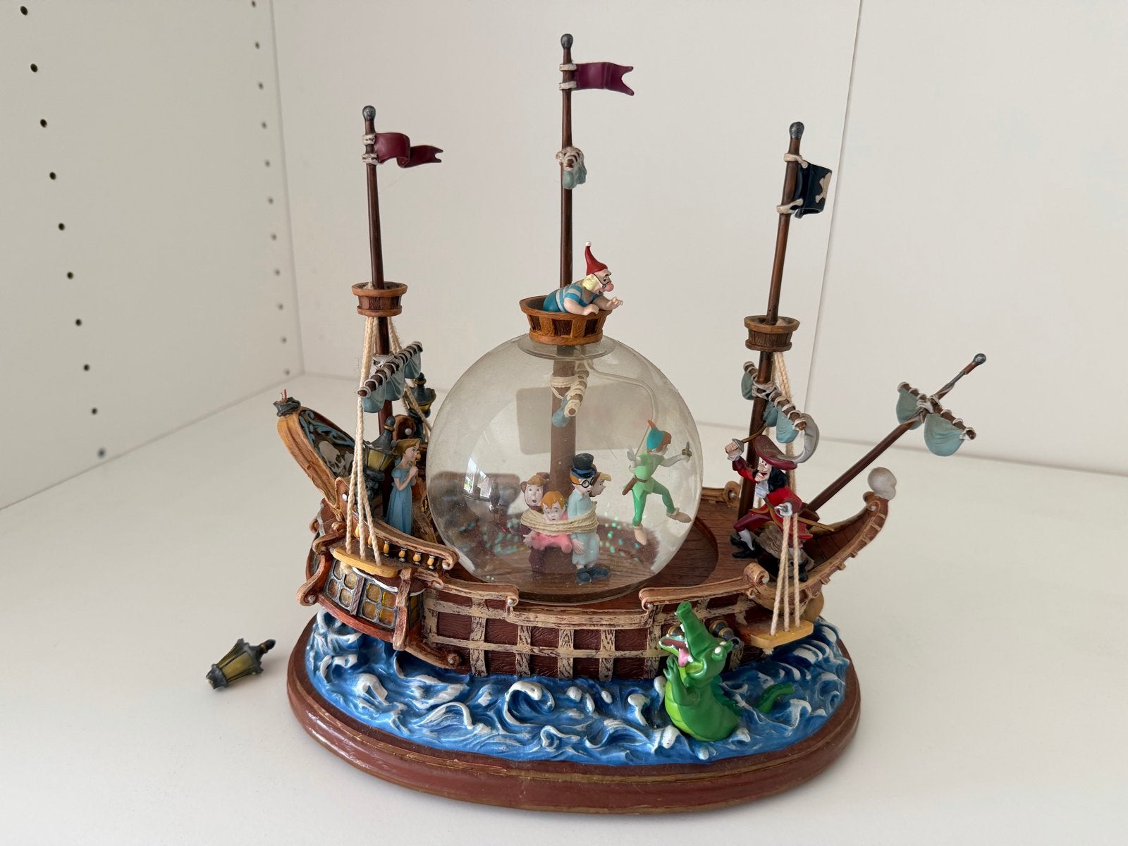 Disney Peter Pan Sneeuwbol Schip - Limited Edition 2003, Verzamelen, Ophalen of Verzenden, Peter Pan of Pinokkio, Gebruikt, Beeldje of Figuurtje