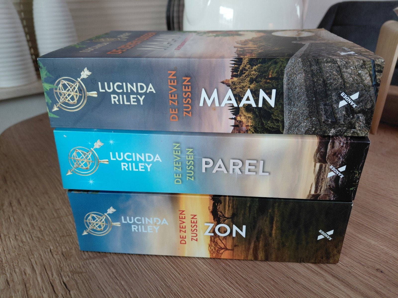 De Zeven Zussen /Lucinda Riley. /Parel , Maan en Zon., Boeken, Romans, Ophalen of Verzenden, Zo goed als nieuw