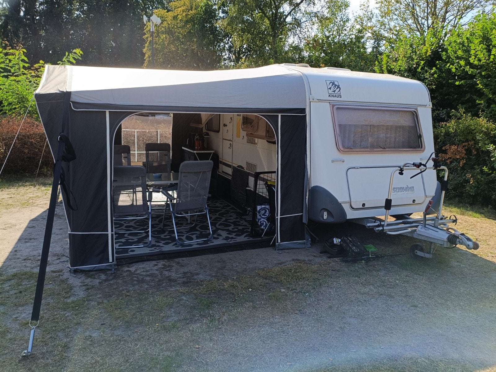Knaus Südwind 450 FU (2003) + Isabella voortent, Caravans en Kamperen, Caravans, Kachel, Rondzit, Dwarsbed, Particulier