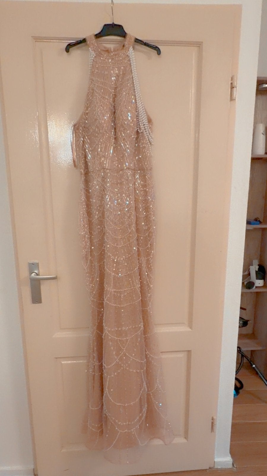 Prachtige Avondjurk met Parel- en Paillettenversiering, Kleding | Dames, Maat 38/40 (M), Beige, Ophalen of Verzenden, Zo goed als nieuw