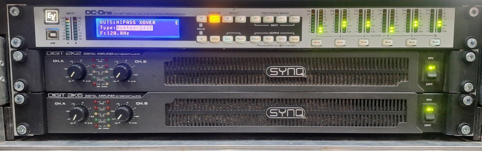 Synq 3K6 lichtgewicht 2x1800 watt  versterker, Ophalen, Zo goed als nieuw, 1000 watt of meer, P.A.