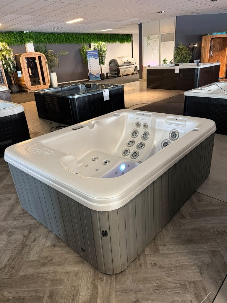 Compacte 2/3 Persoons Jacuzzi – Garantie, Ophalen, Zo goed als nieuw, Afdekzeil, Vast