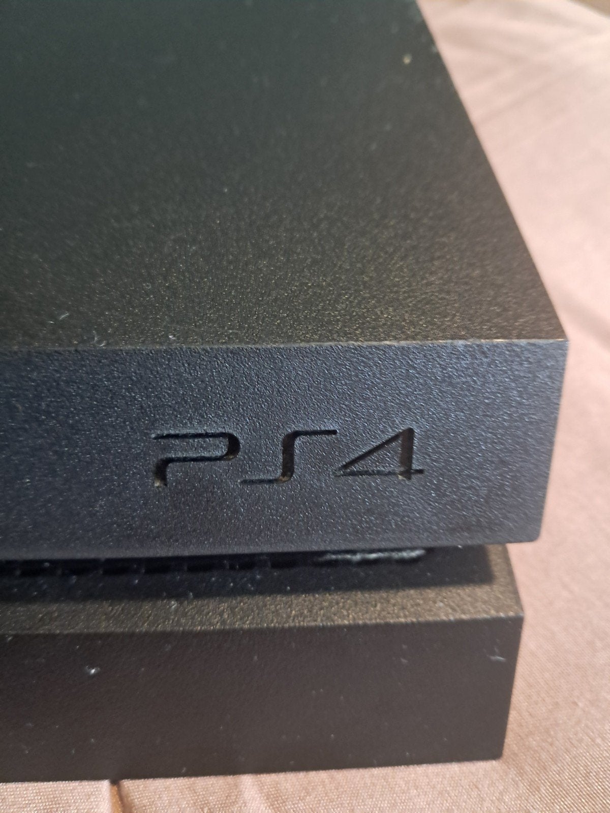 Foto 7 van ps4 met gam en een standaart