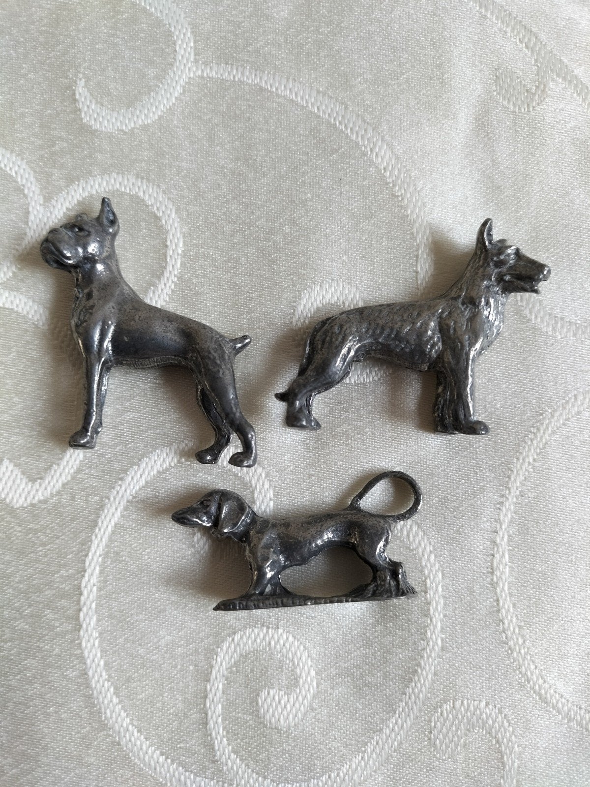 Teckel, Boxer en herdershond vintage tinnen hondenbeeldjes, Ophalen of Verzenden, Zo goed als nieuw, Hond of Kat, Beeldje of Figuurtje