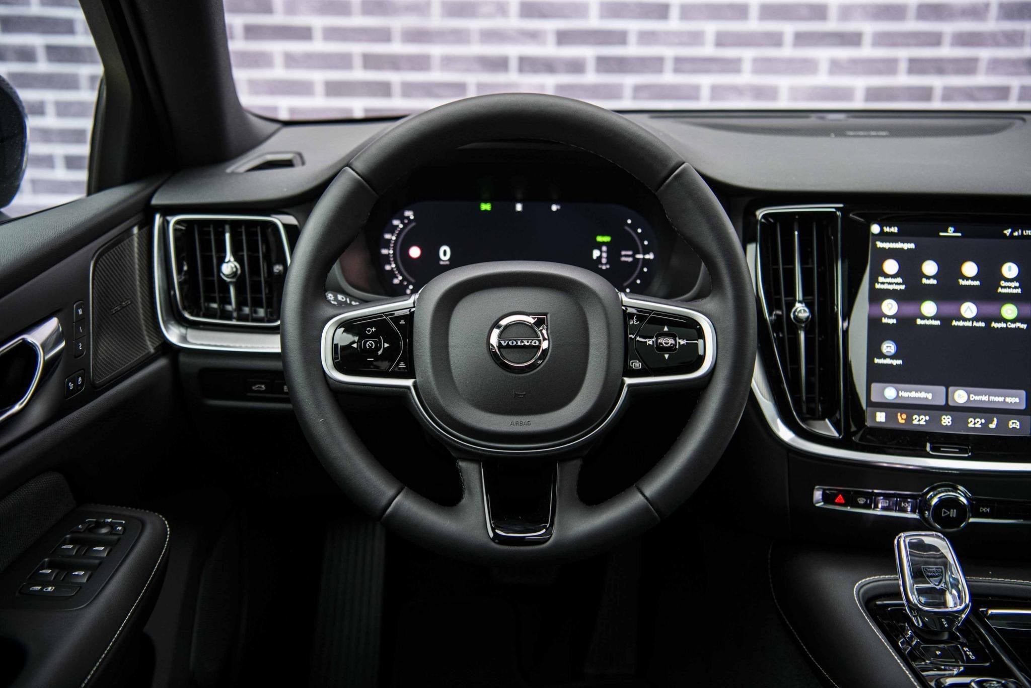 Volvo V60 2.0 T6 Plug-in hybrid AWD Ultra Dark | Schuif-/kan, Auto's, Automaat, 12 maanden, Stof, Gebruikt