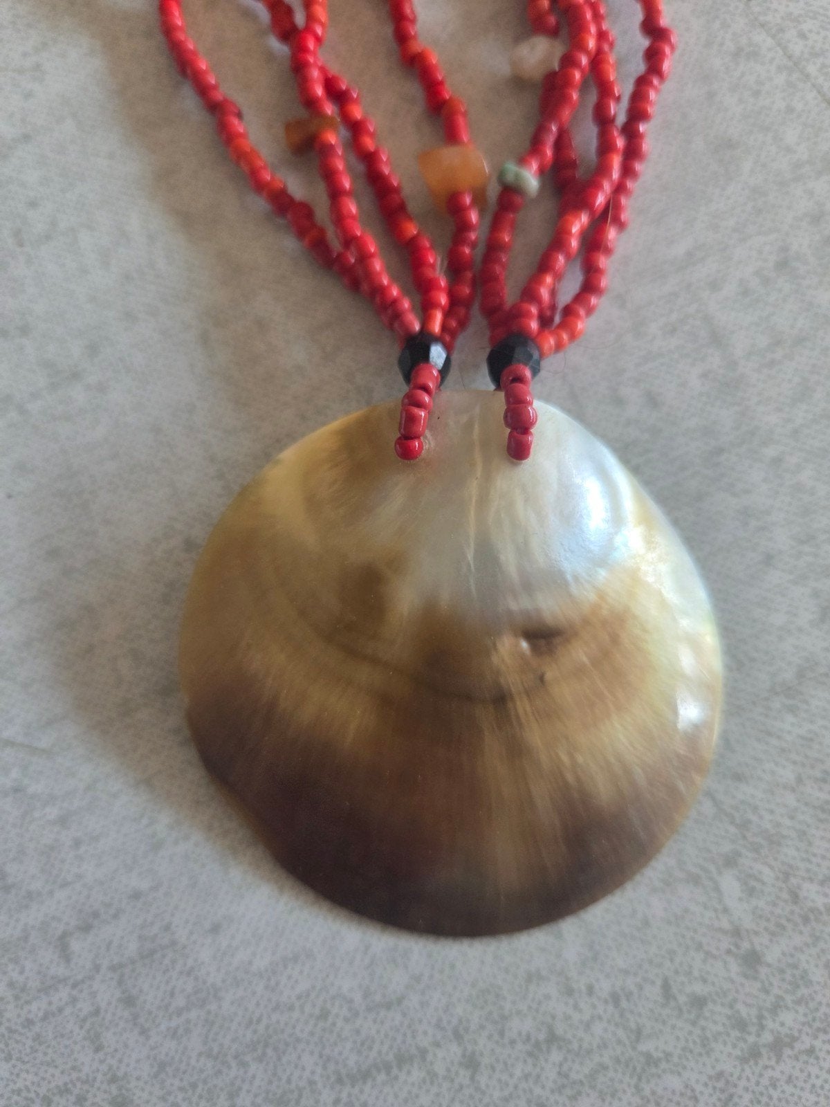 Rode kralenketting met schelphanger, Gebruikt, Ophalen of Verzenden, Rood, Overige materialen