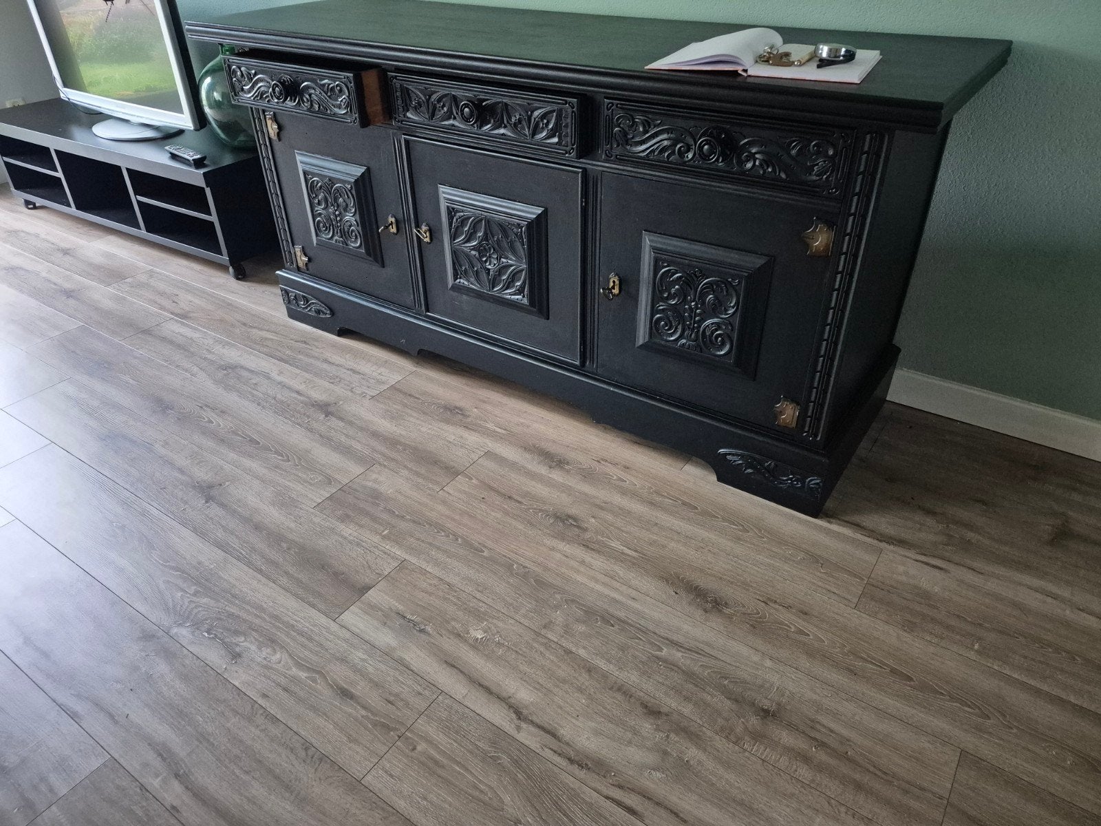 Zwart dressoir met eikenhout houtsnijwerk en opbergruimte, Ophalen