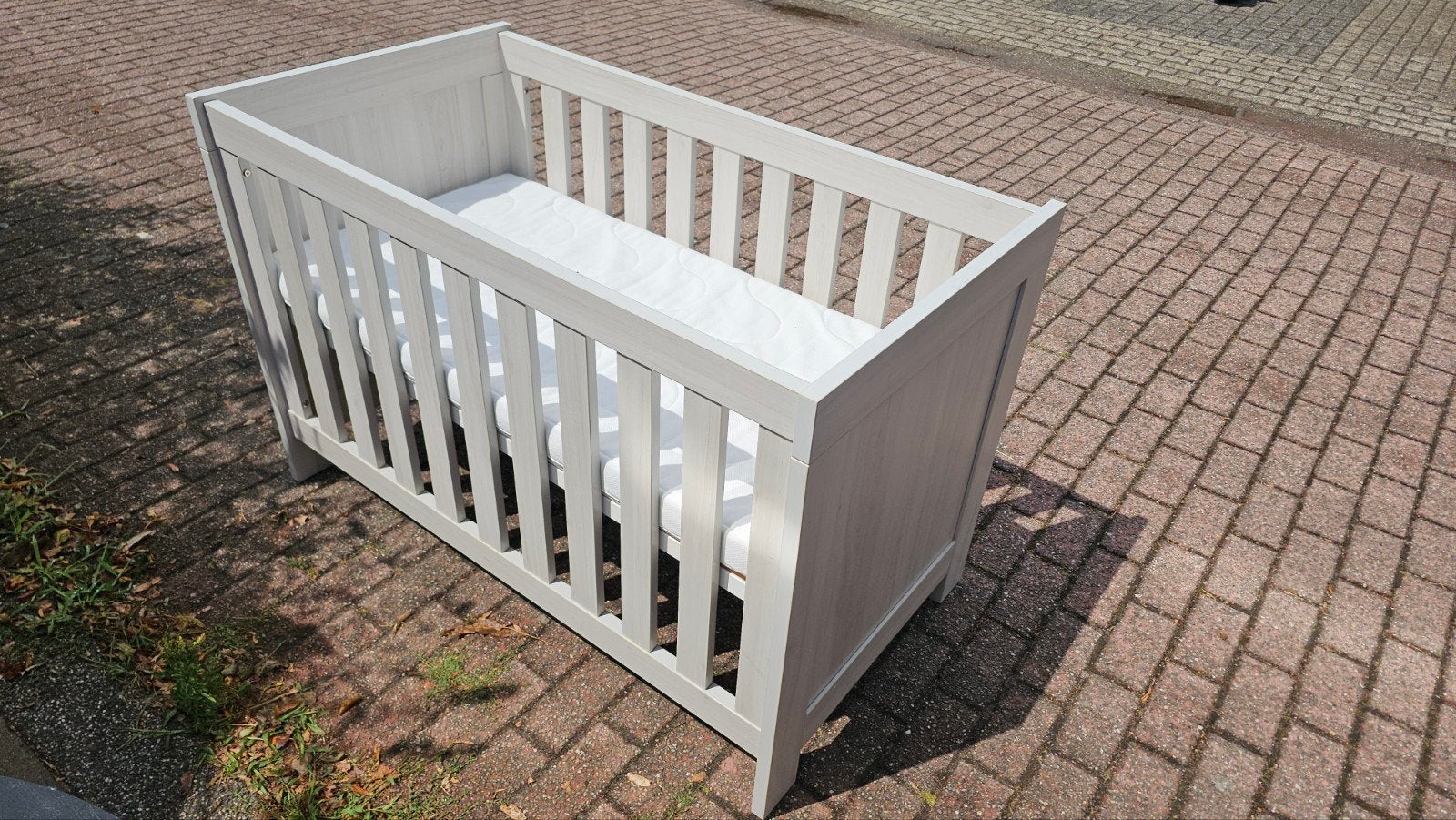Wit houten ledikant met matras, Kinderen en Baby's, Babywiegjes en Ledikanten, Ophalen of Verzenden