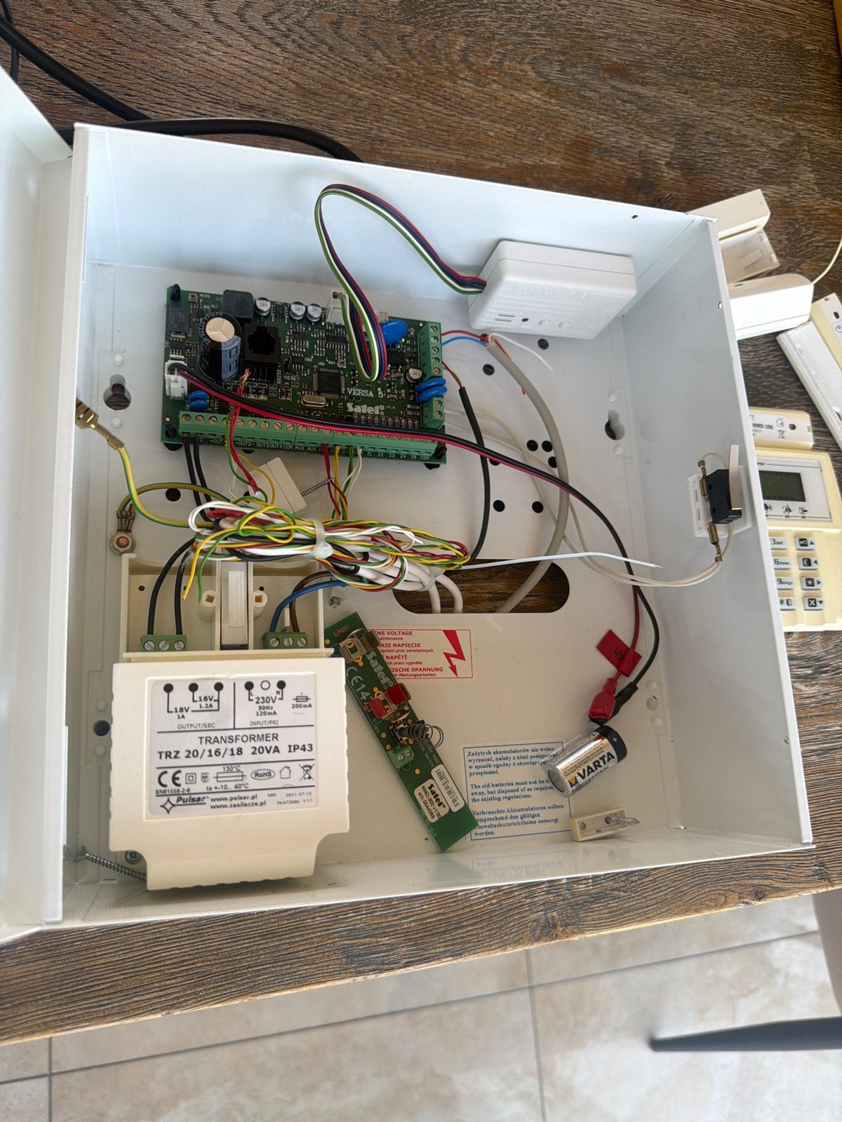 Satel alarmsysteem met bedieningspaneel en sensoren, Ophalen of Verzenden, Gebruikt, Compleet systeem, Raam of Deur