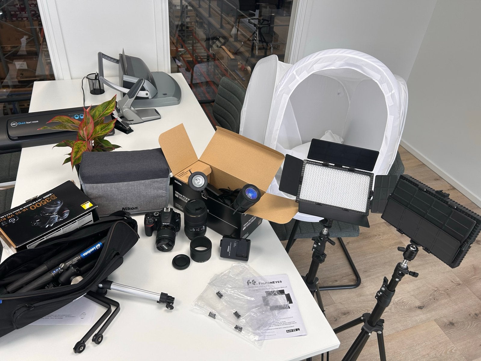 Nikon D3500, Sigma lens, Leofoto statief en Falcon Eyes beli, Nikon, Camera, Ophalen, Zo goed als nieuw