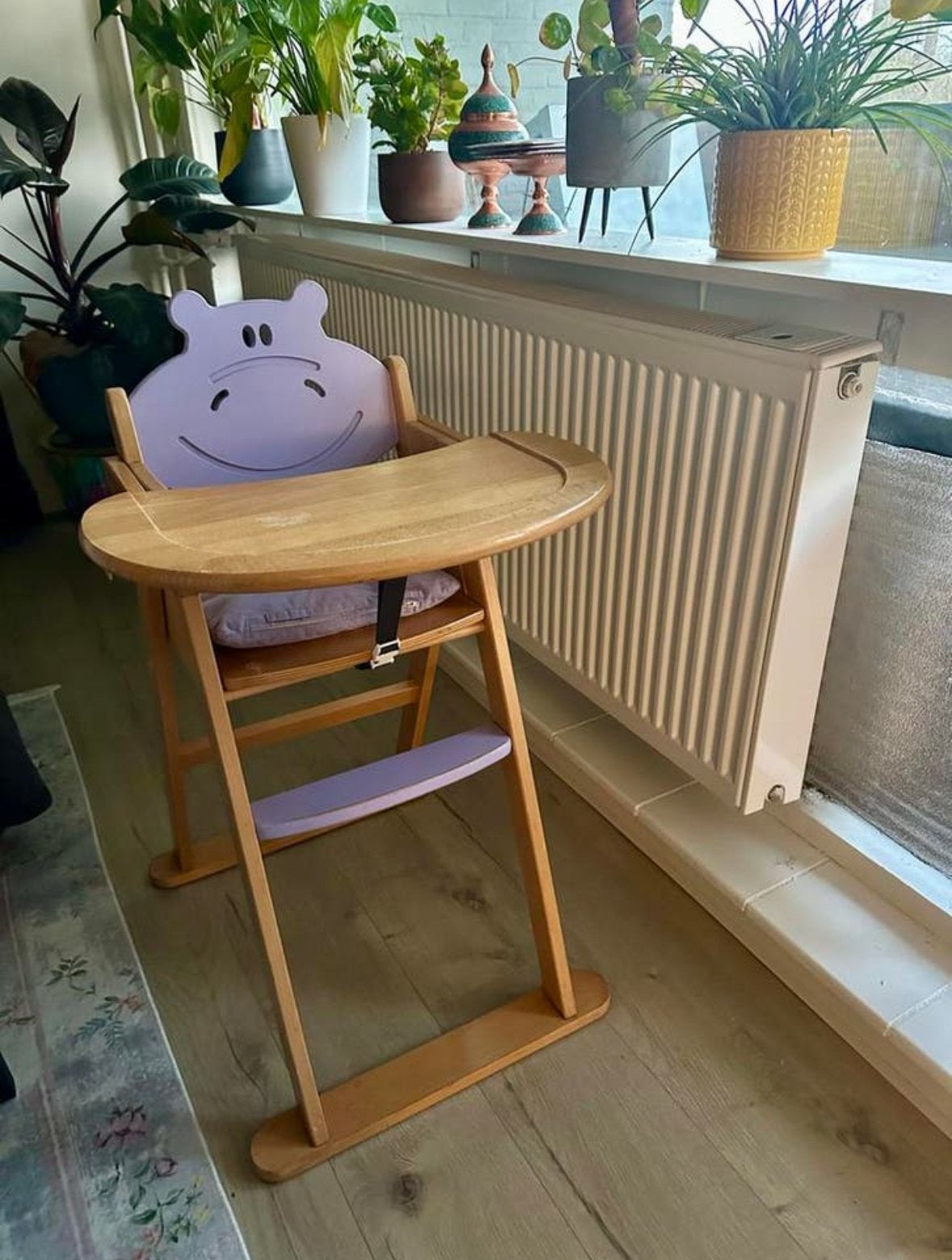 Houten kinderstoel met nijlpaard rugleuning en eetblad, Kinderen en Baby's, Kinderstoelen, Ophalen, Gebruikt, Overige typen, Afneembaar eetblad