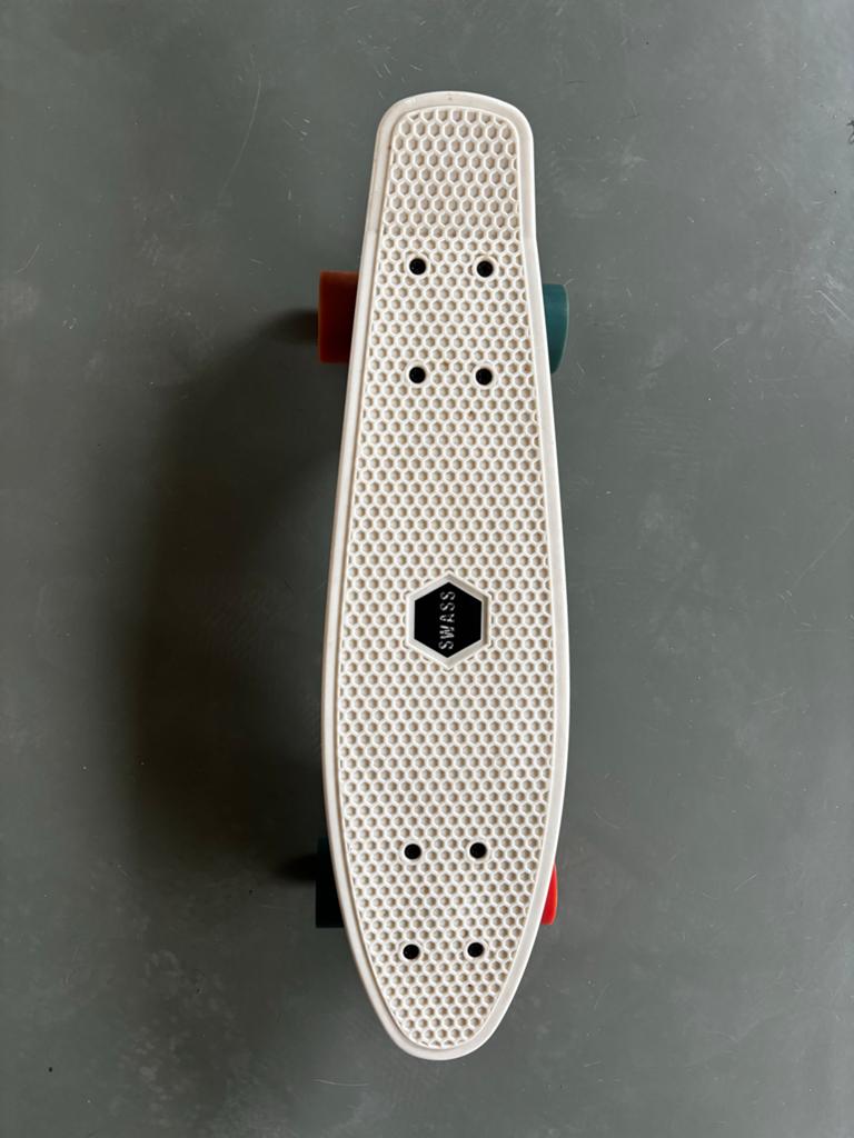 Swass Vinyl Skateboard (Penny) - Wit met Kleurrijke Wielen, Sport en Fitness, Skateboarden, Ophalen of Verzenden, Gebruikt, Skateboard