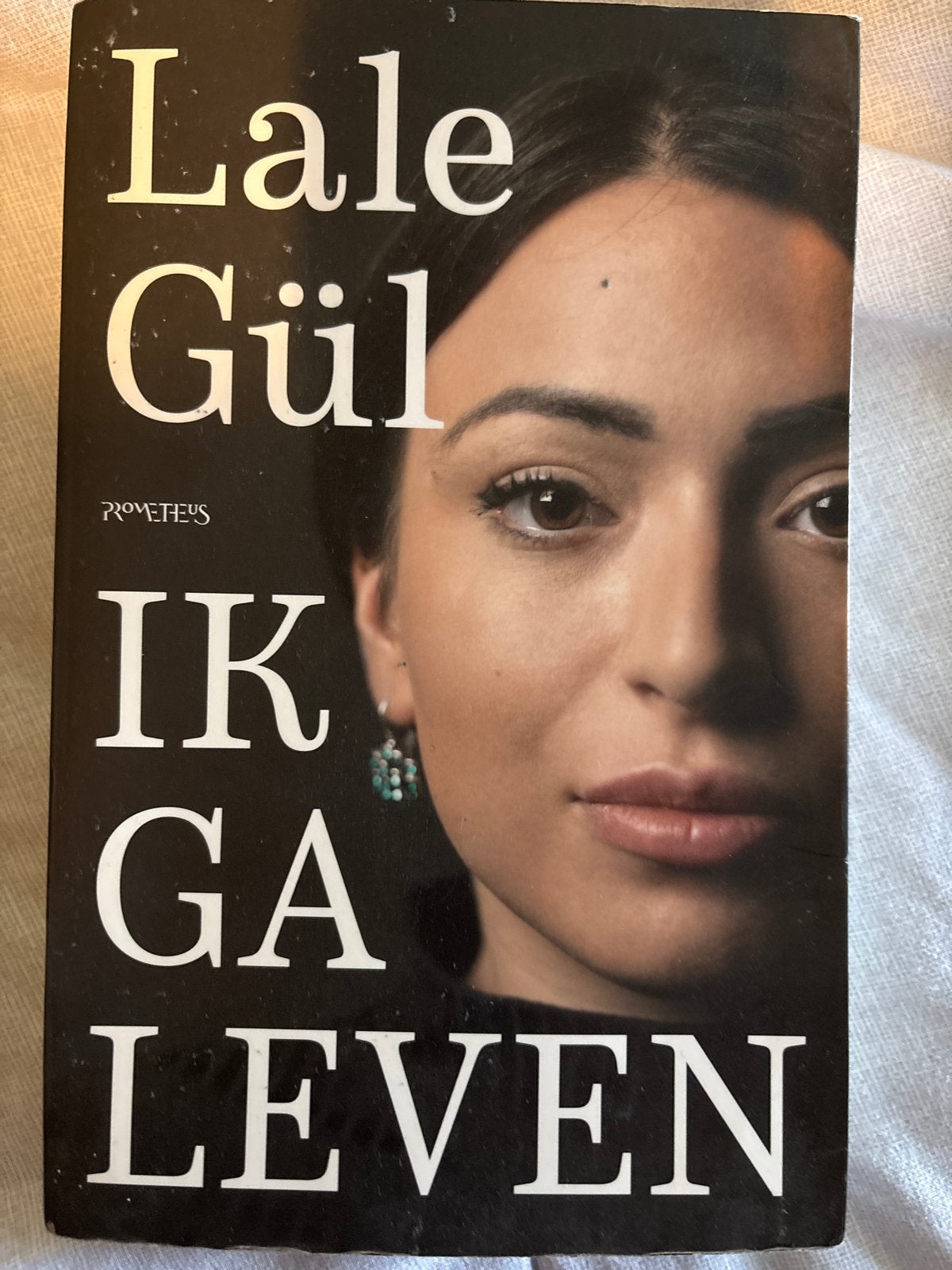 Lale Gül - Ik ga leven (Boek), Boeken, Ophalen of Verzenden, Zo goed als nieuw, Nederland
