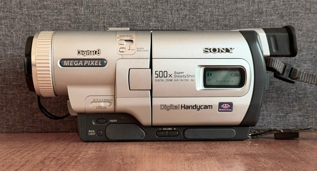 SONT DCR-TRV730E, Topmodel,  Digital8 Hi8 Video8, NightShot, 20x of meer, Overige soorten, Ophalen of Verzenden, Zo goed als nieuw