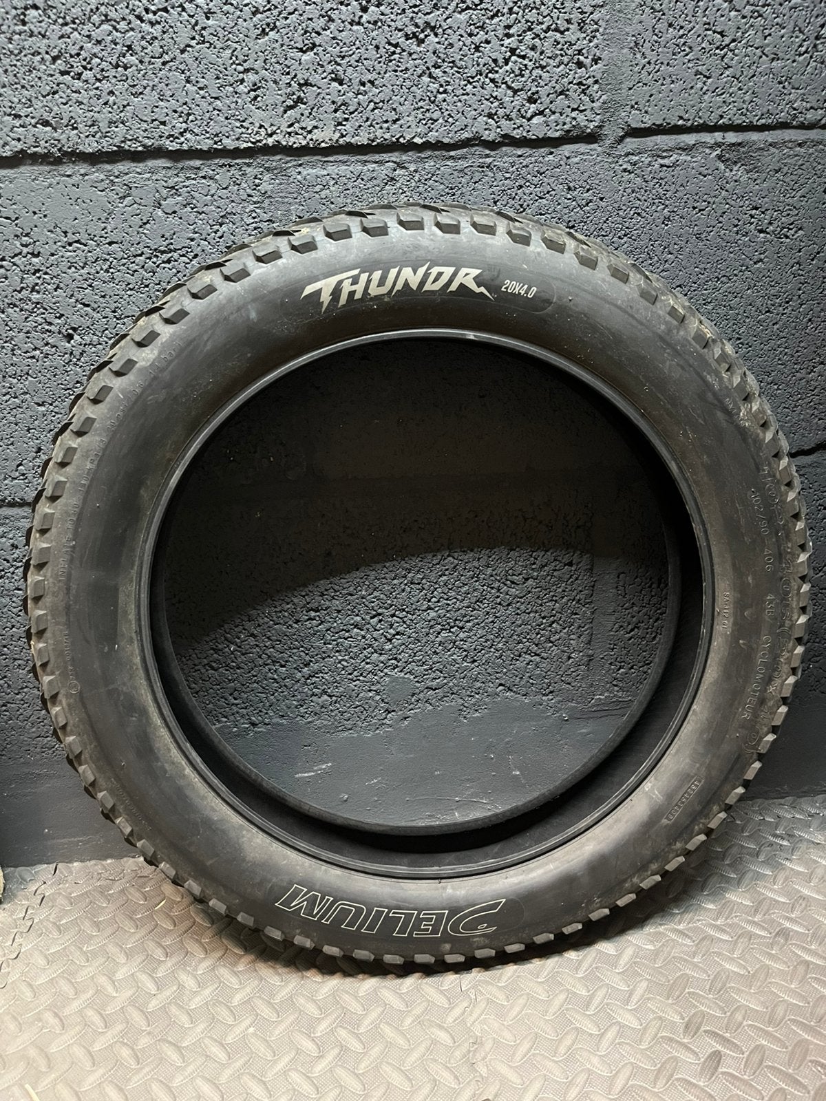 Fatbike Buitenband 20 Inch (Thundr), Ophalen, Band, Zo goed als nieuw, Fatbike