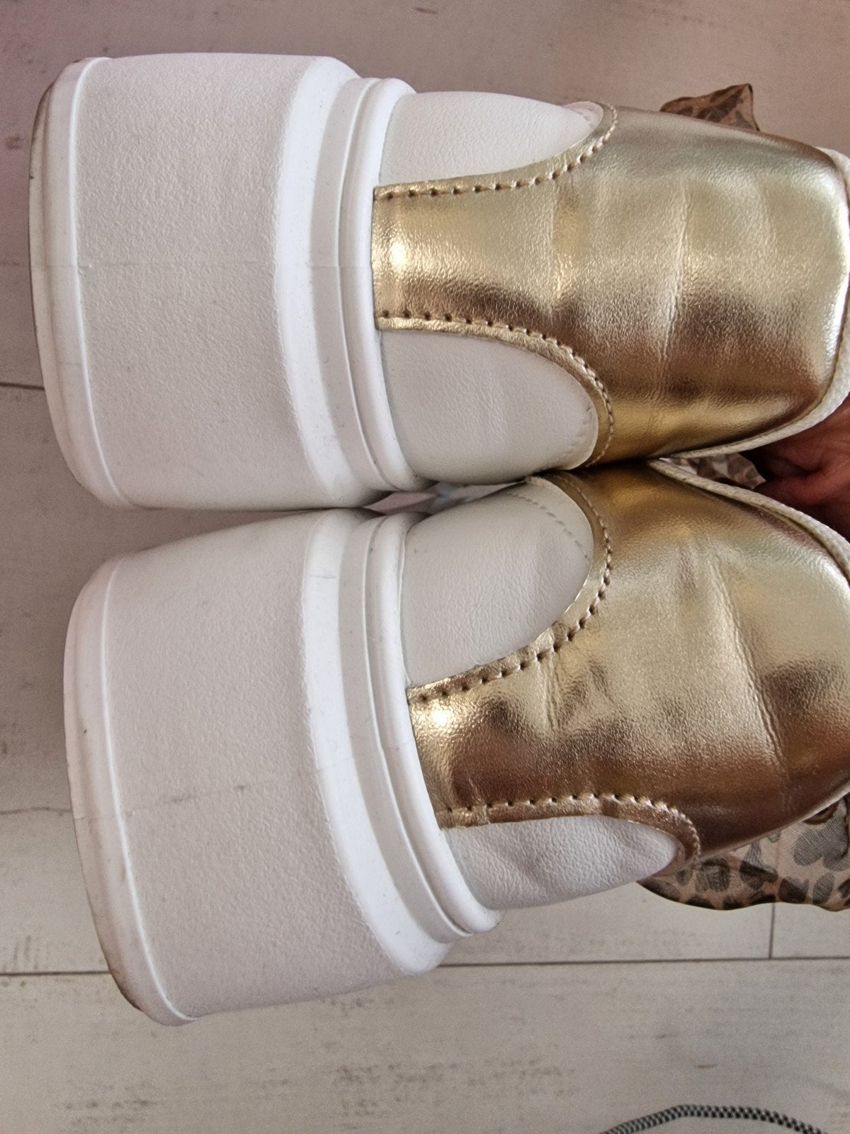 Foto 6 van Witte sneakers met gouden accenten en luipaardprint lint