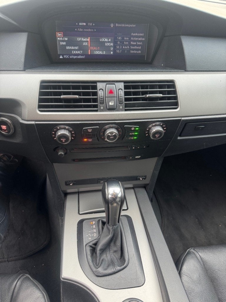 Bmw 5-SERIE 525xi Executive 4WD LEER NETTE AUTO APK 5-2027 Y, Auto's, BMW, Automaat, Gebruikt, 2000 kg, Zwart