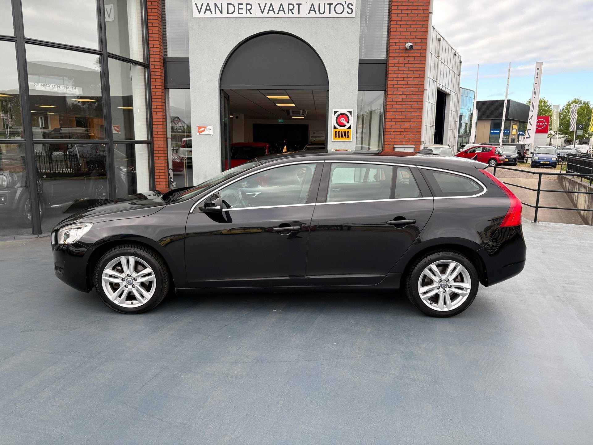 Volvo V60 1.6 T3 Momentum DEALER OH AIRCO NAVI LMV TREKHAAK, Auto's, Volvo, Voorwielaandrijving, Gebruikt, 4 cilinders, 150 pk