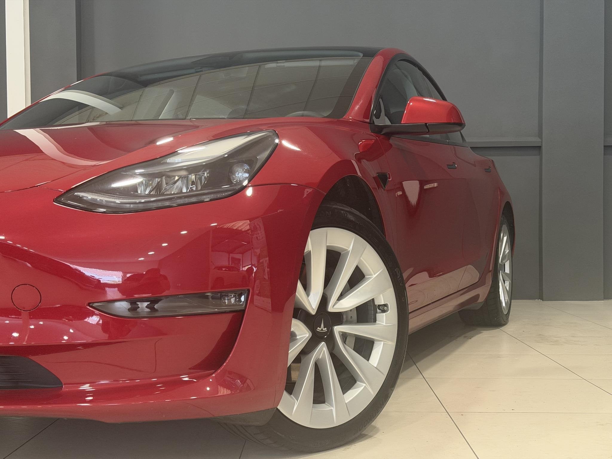 Tesla Model 3 Long Range AWD 75 kWh | Rood metallic | SOH 94, Auto's, Tesla, Automaat, Stof, Gebruikt, Electronic Stability Program (ESP)