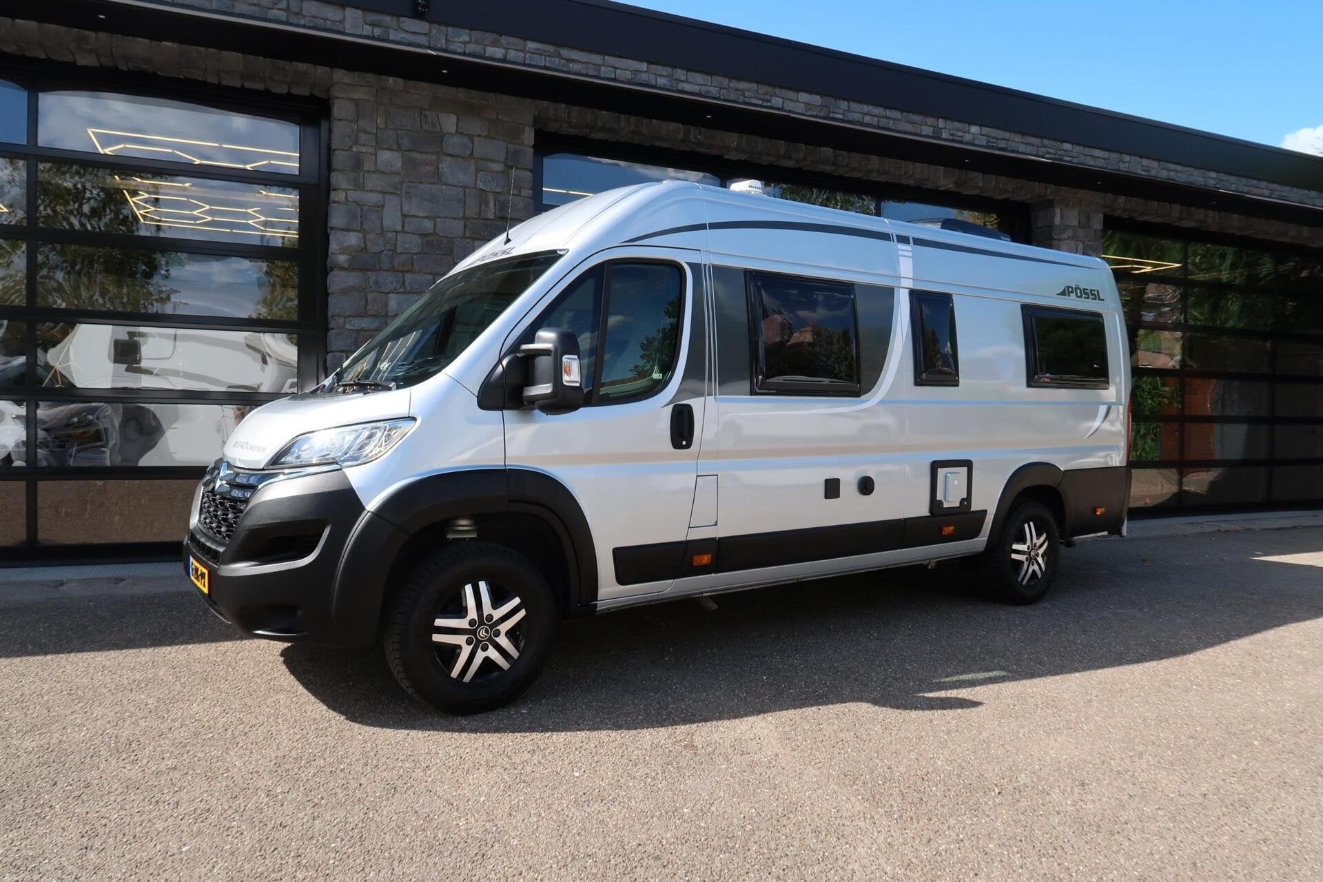 Pössl Roadcruiser 640|LENGTE bedden|LEVEL systeem|DAKAIRCO, Buscamper of Camperbus, Pössl, 6 tot 7 meter, Bedrijf