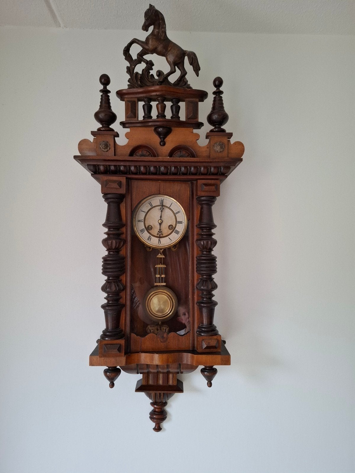 Antieke Duitse wandklok met paard sculptuur, Antiek en Kunst, Ophalen