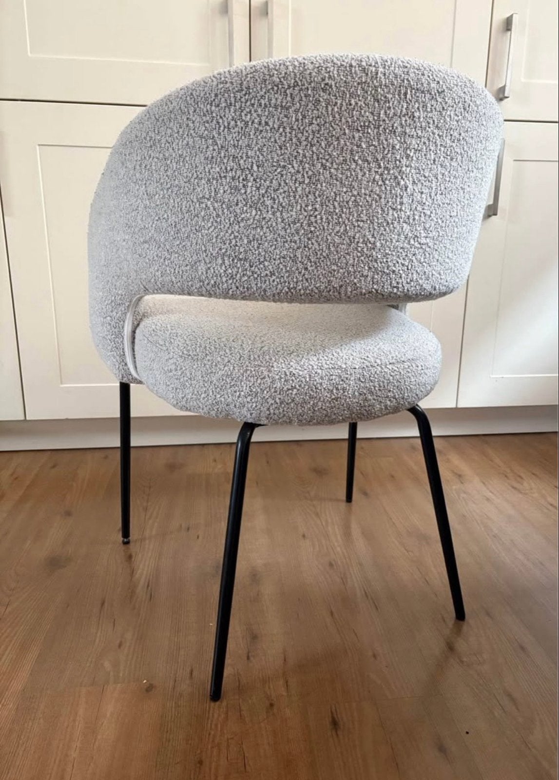 Foto 5 van 3 Bouclé zand eetkamerstoelen - Zo goed als nieuw